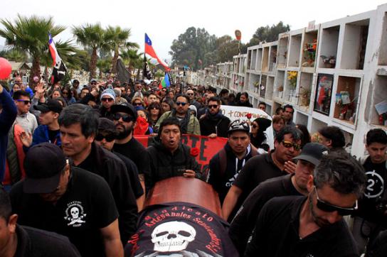 Menschen in schwarzer Kleidung bei Beerdigung von Alejandro Castro