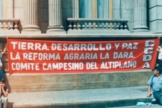 Protestaktion des Bauernkomittees von Altiplano in Guatemala: "Land Entwicklung und Frieden - Die Landreform wird sie bringen"
