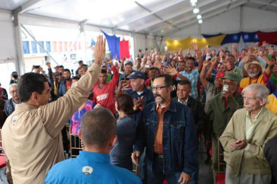 Delegierte des Bauernmarsches und Präsident Nicolás Maduro am Donnerstag im Miraflores