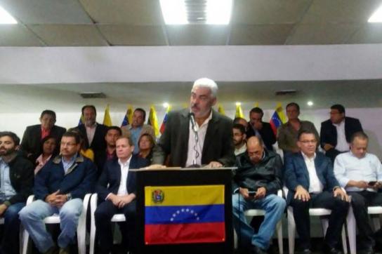 Ángel Oropeza, politischer Koordinator des MUD, gab bei der Pressekonferenz am 21. Februar in Caracas, Venezuela, den Wahlboykott bekannt