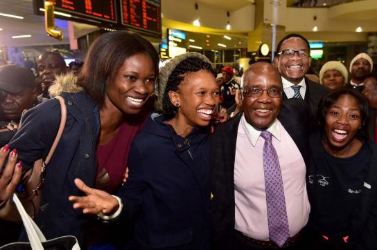Südafrikas Gesundheitsminister Aaron Motsoaledi begrüßte Medizinstudenten nach ihrer Rückkehr aus Kuba am Flughafen in Johannesburg