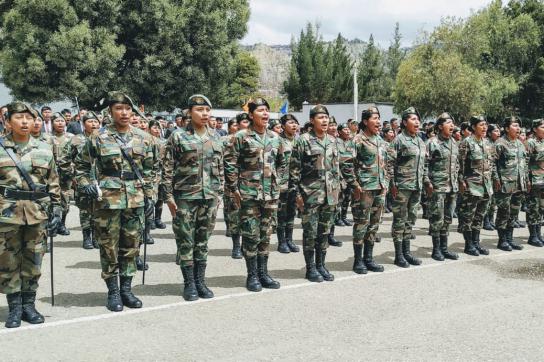 Erste weibliche Generation des Militärdienstes
