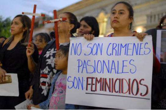 Frauen und Mädchen bei einer Demonstration gegen Frauenmorde