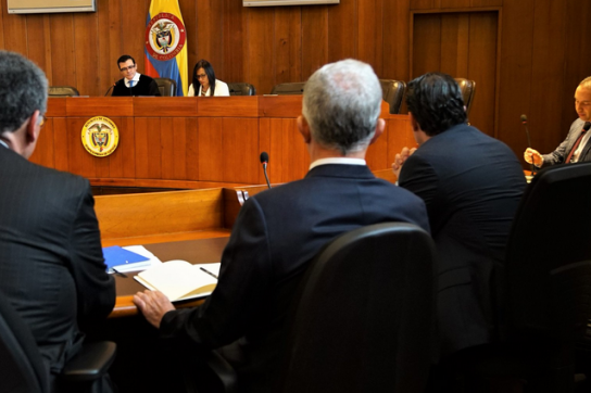 Expräsident Álvaro Uribe im Gerichtssal des Obersten Gerichtshofs bei der Anhörung