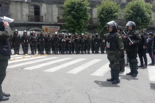 Seit der Selbsternennung von Añez riegeln immer mehr Polizisten den Plaza Murillo ab, wo sich auch der Regierungssitz und das Parlament befinden