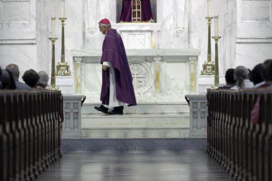 Priester am Altar