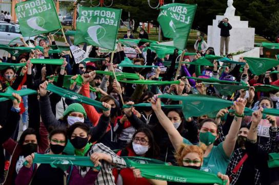 Kundgebung in Ushuaia am Mittwoch. Die massiven Mobilisierungen der Frauenbewegung seit Jahren haben das Gesetzgebungsverfahren in Gang gebracht