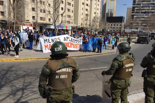 "Weniger Applaus, mehr Wertschätzung": Der kleine Demonstrationszug in Santiago, bevor die Polizei eingriff Demonstration Tens