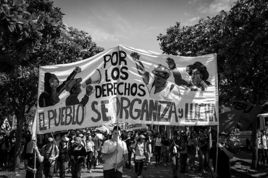 Banner "Por los derechos. El Pueblo se organiza y lucha"