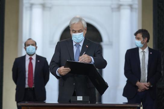 Piñera unterschreibt Gesetzestext