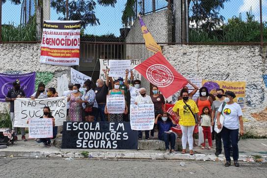 Eltern unterstützen den Streik der Lehrkräfte in São Paulo und protestieren gegen die Öffnung der Schulen