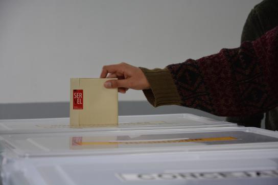 Bis 2009 war die Teilnahme an Wahlen in Chile obligatorisch. Das aktuelle Gesetzesprojekt will dies wieder herstellen. Wahl in Chile