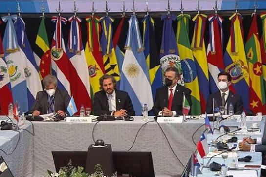 Argentiniens Außenminister Cafiero (ohne Maske) bei der Begrüßung am Freitag