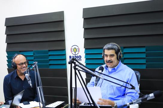 ´Jorge Rodríguez (links) und Nicolás Maduro (rechts) während der Radiosendung  "La Hora de la Salsa"