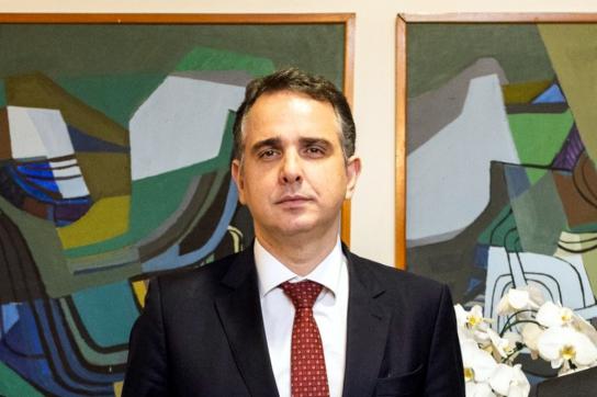 Rodrigo Pacheco von der Zentrumspartei Partido Social Democrático, für weitere zwei Jahre Präsident des Senats