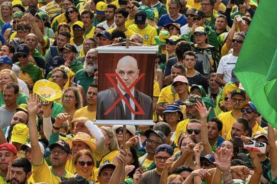 Anhänger von Ex-Präsident Bolsonaro bei der Demonstration am Samstag in São Paulo. Sie fordern die Absetzung von de Moraes (sein Konterfei auf dem Plakat)