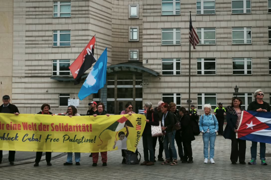 An der Umzingelung der US-Botschaft beteiligten sich zahlreiche Organisationen