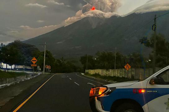 Straßensperre am Fuß des Feuervulkans in Guatemala