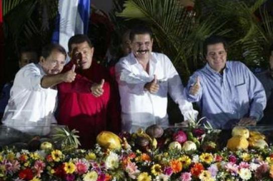 Daniel Ortega, Hugo Chávez, Manuel Zelaya und Panamas Präsident Martín Torrijos (v.l.n.r.) im Juli vergangenen Jahres Aufbruch in Zentralamerika