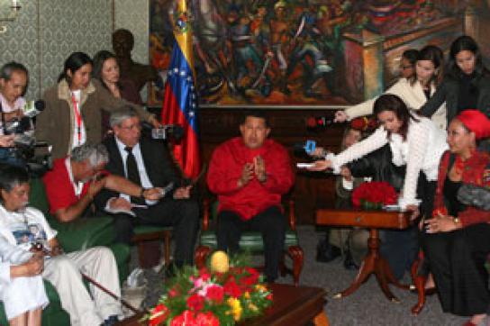 Chávez mit seinen kolumbianischen Gästen Chávez bietet Kolumbien Vermittlung an