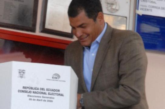 Rafael Correa bleibt Präsident