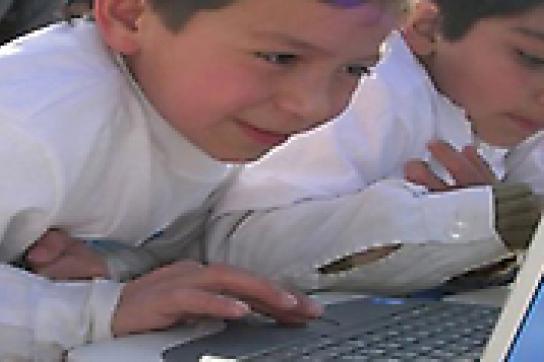 Schüler am Laptop mit Linux-Canaima Unabhängige Technologie und Bildung für alle