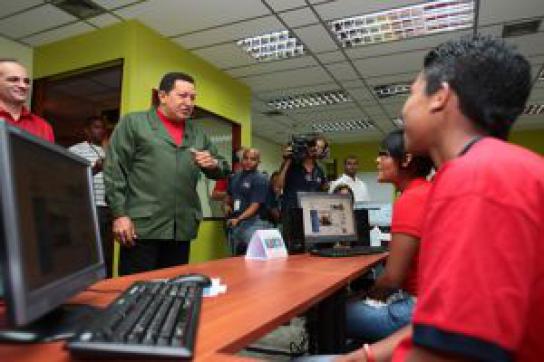 Hugo Chávez bei der Einweihung eines Info-Zentrums in Caracas Freies Internet für Venezuela
