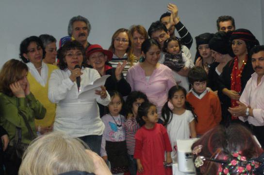 Aus Hamburg angereist: Xiomara Tortoza (li. mit Mikrofon) und Mitglieder der Solidaritätsbewegung. In der Mitte, rot behütet, Botschafterin Portocarrero. Sieg der Demokratie gefeiert
